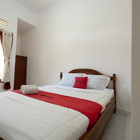 RedDoorz near Buleleng Harbour 2 Hotel Singaraja Buitenkant foto