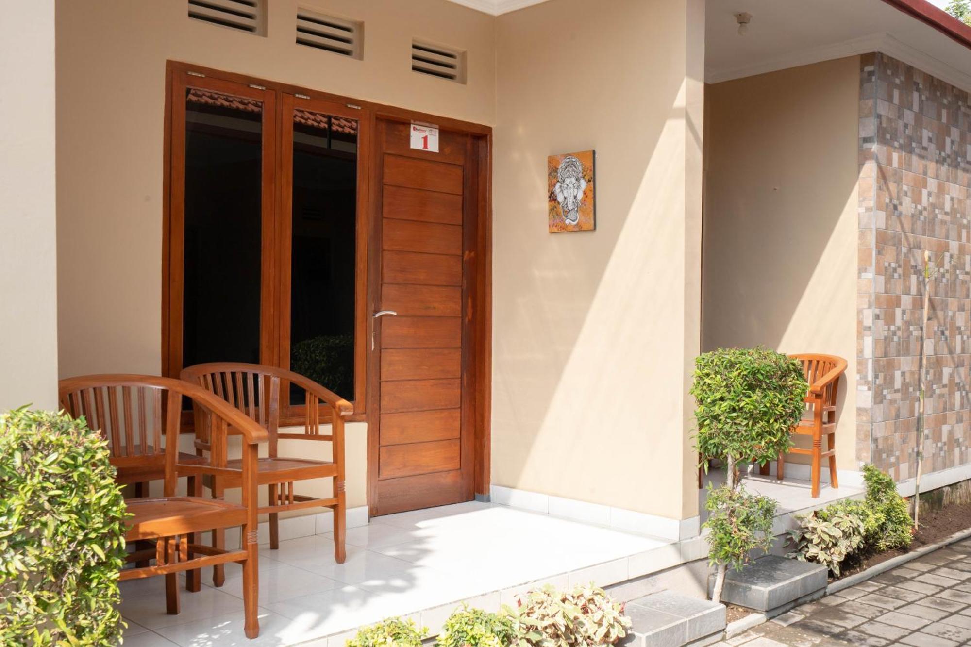 RedDoorz near Buleleng Harbour 2 Hotel Singaraja Buitenkant foto