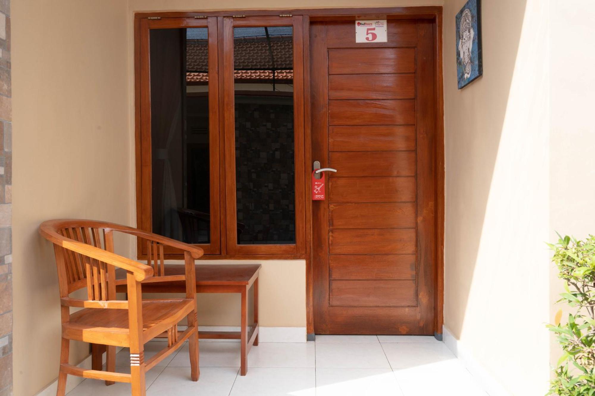 RedDoorz near Buleleng Harbour 2 Hotel Singaraja Buitenkant foto