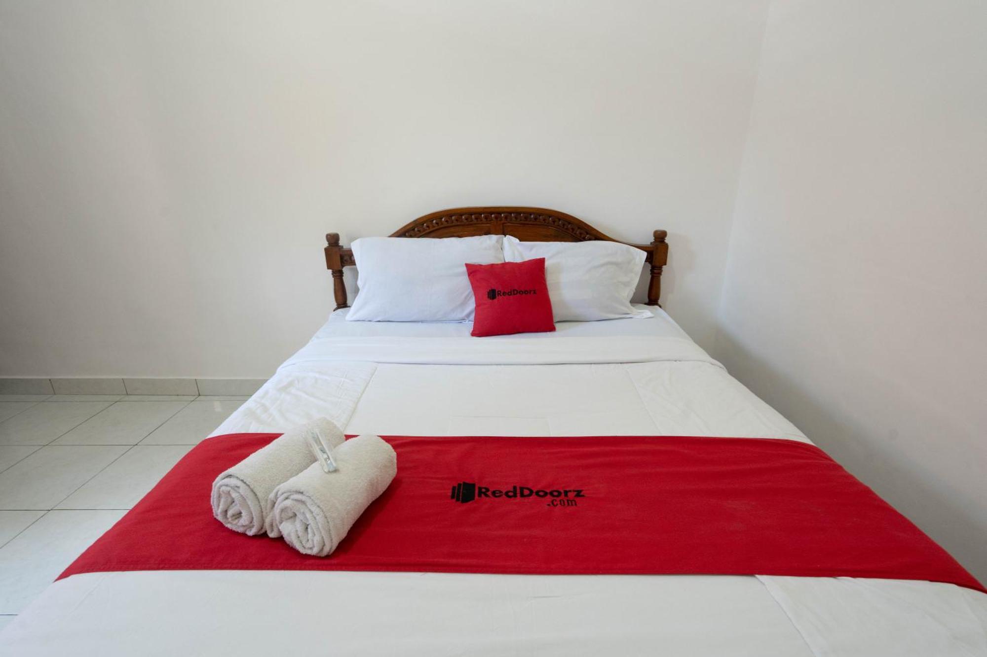 RedDoorz near Buleleng Harbour 2 Hotel Singaraja Buitenkant foto